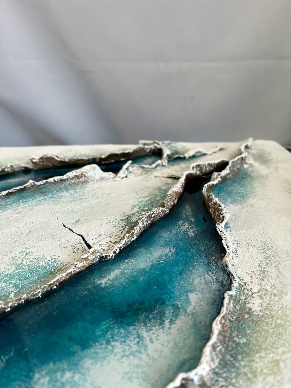 Zwei abstrakte, haptische Kunstwerke auf Holzpaneelen in gedeckten Farben, inspiriert von schottischen Küsten. Die reliefartige Struktur teilt die Bilder sichtbar und verleiht ihnen eine lebendige, fast dreidimensionale Wirkung. Meer, Klippen und raue Natur werden durch Farben und Texturen angedeutet.