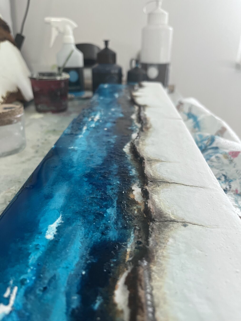 Zwei abstrakte, haptische Kunstwerke auf Holzpaneelen in gedeckten Farben, inspiriert von schottischen Küsten. Die reliefartige Struktur teilt die Bilder sichtbar und verleiht ihnen eine lebendige, fast dreidimensionale Wirkung. Meer, Klippen und raue Natur werden durch Farben und Texturen angedeutet.