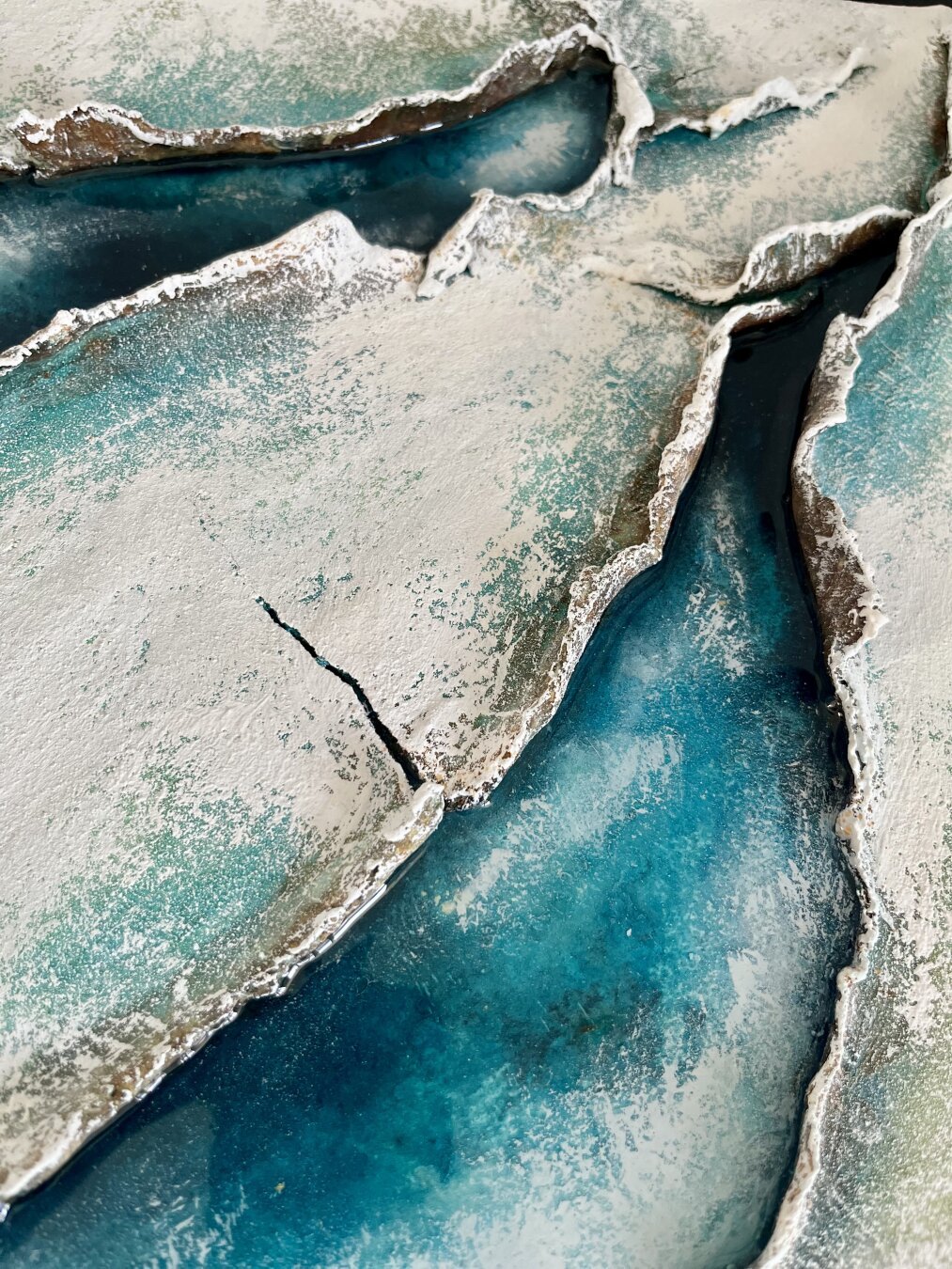 Zwei abstrakte, haptische Kunstwerke auf Holzpaneelen in gedeckten Farben, inspiriert von schottischen Küsten. Die reliefartige Struktur teilt die Bilder sichtbar und verleiht ihnen eine lebendige, fast dreidimensionale Wirkung. Meer, Klippen und raue Natur werden durch Farben und Texturen angedeutet.