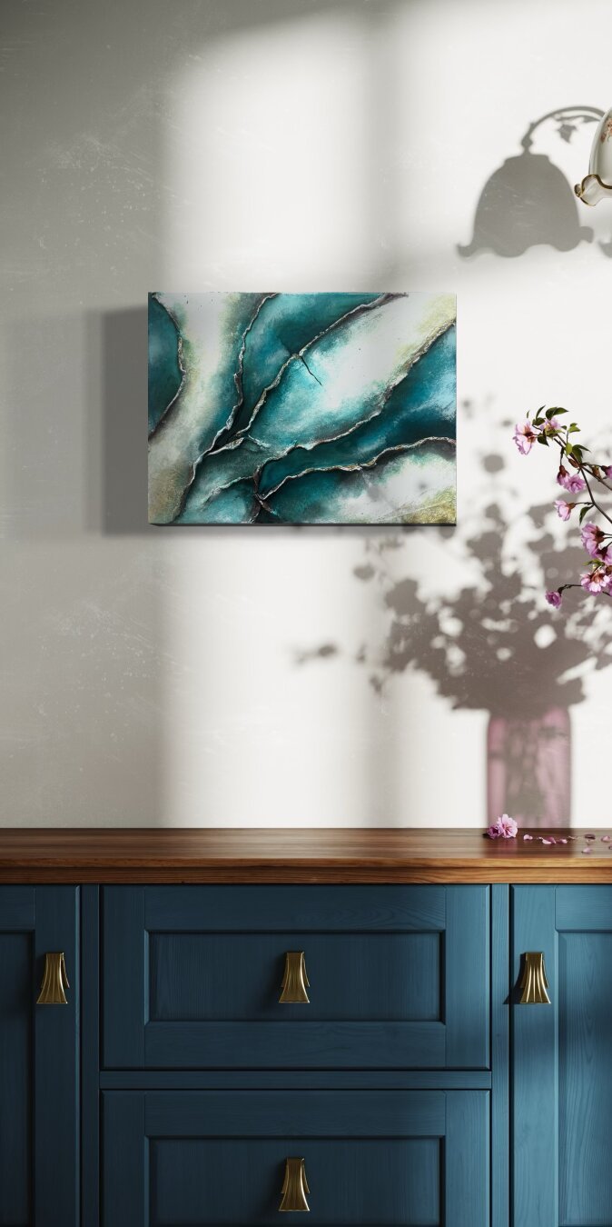 Abstraktes Gemälde mit strukturierter Oberfläche, inspiriert von schottischen Küsten – raue Klippen, weites Meer und die Balance zwischen Wildheit und Schönheit.