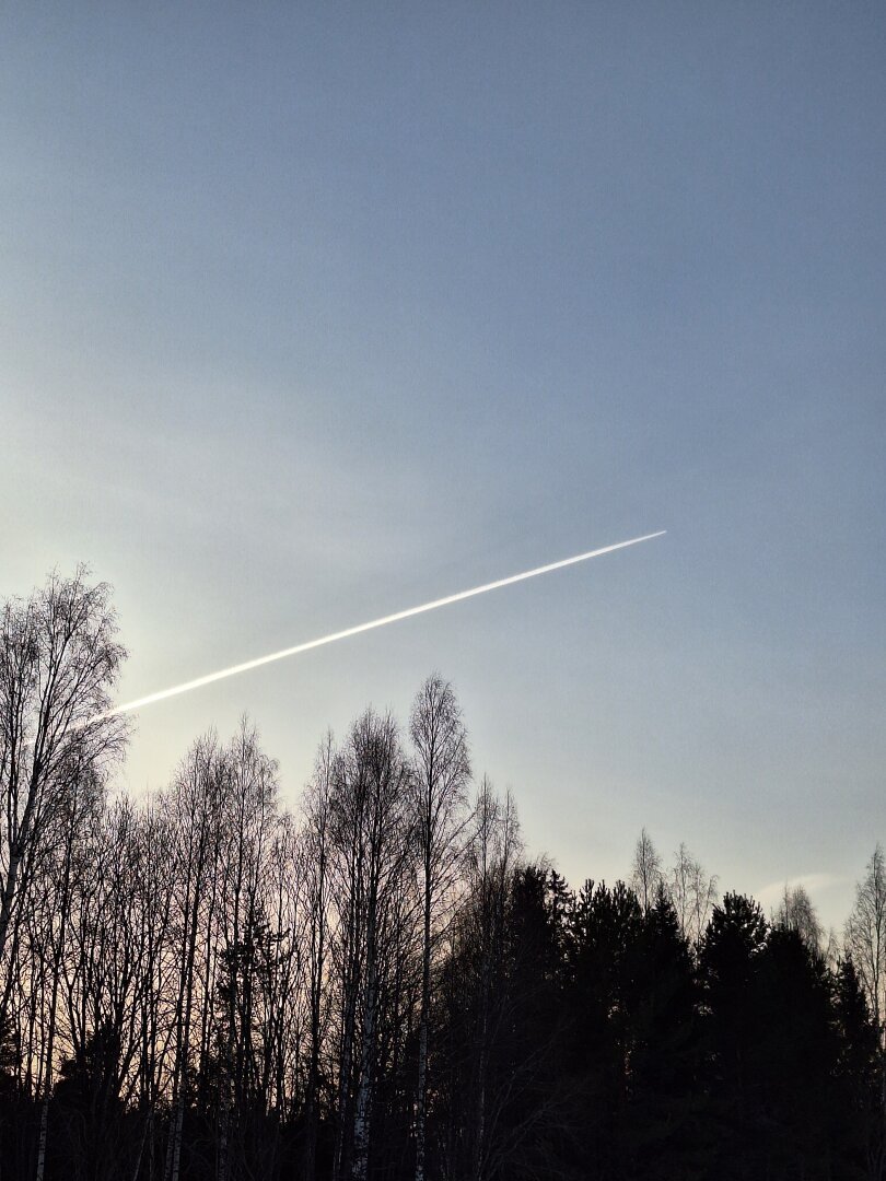 Halo auringon ympärillä ja Juneyao Airlinesin lentokoneen jättämä vana taivaalla
