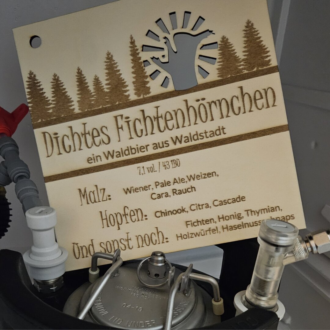 Bierfass und Holzschild mit Beschriftung