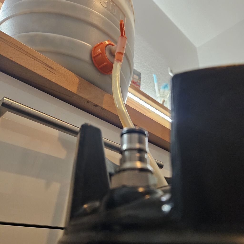 Durch einen Schlauch am Gärfass läuft Bier in ein Keg.