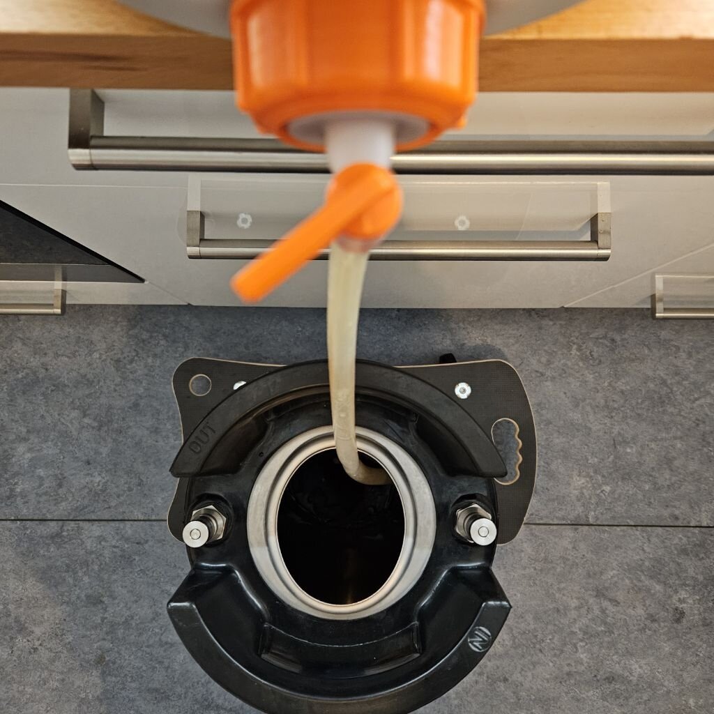 Durch einen Schlauch am Gärfass läuft Bier in ein Keg.