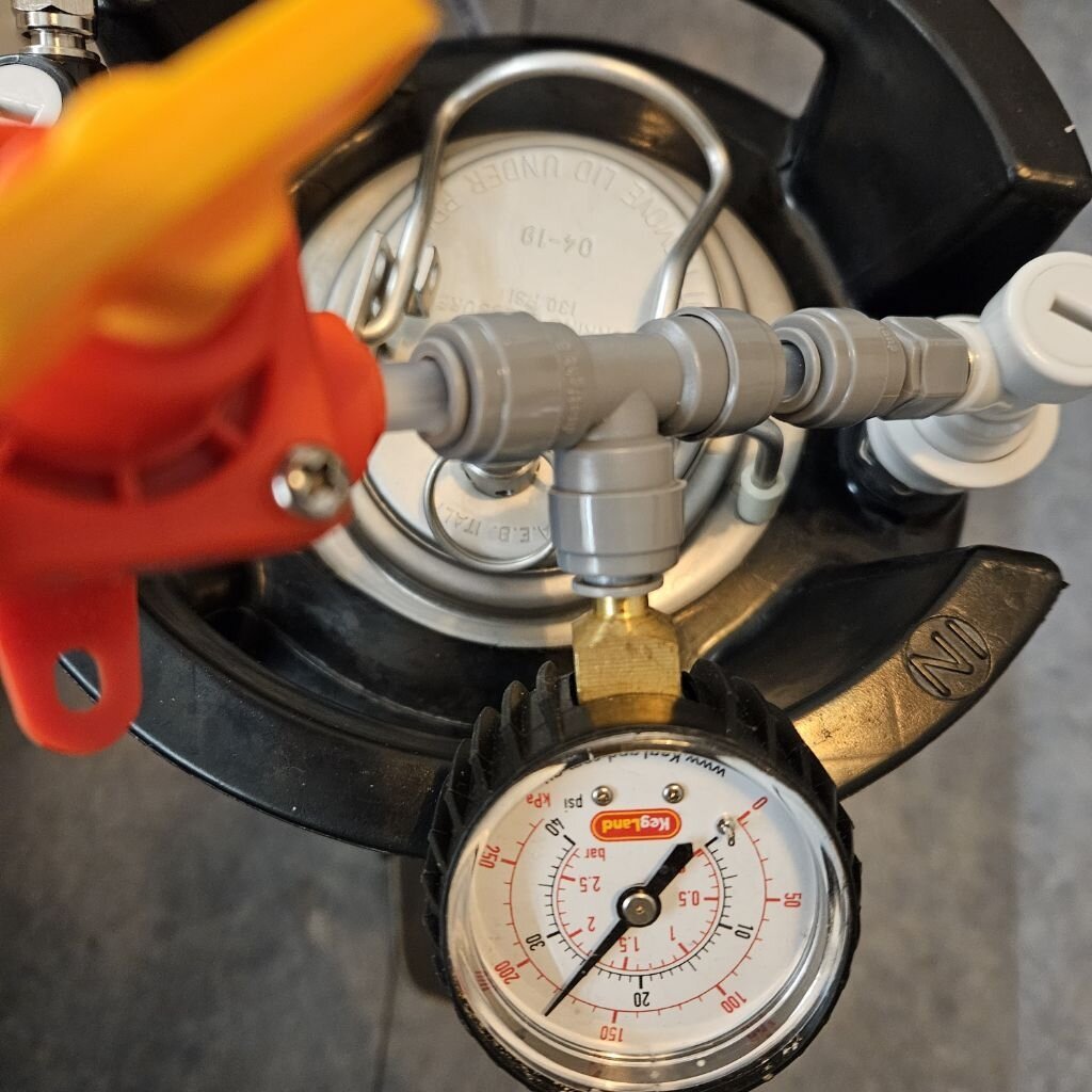 Ein an ein Keg angeschlossenes Spundventil mit Manometer.
