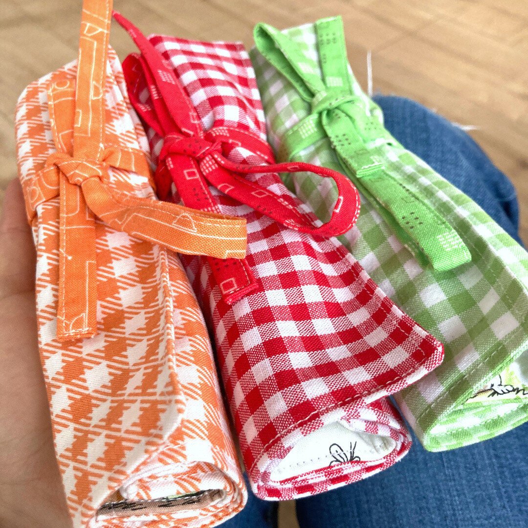 Selbstgenähte Picknick-Bestecktaschen in Orange, Rot und Grün