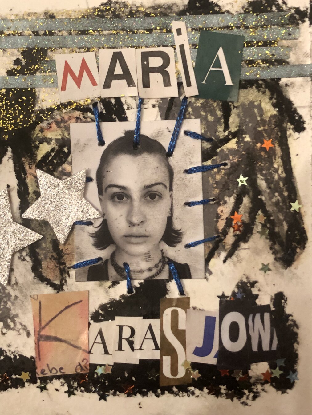 Eine Collage aus verschiedenen Elementen. In der Mitte ein aufgenähtes Portrait der Künstlerin. Oben und unten sind Buchstaben aus Zeitungsschnipseln, die deren Namen bilden: Maria Karasjow.