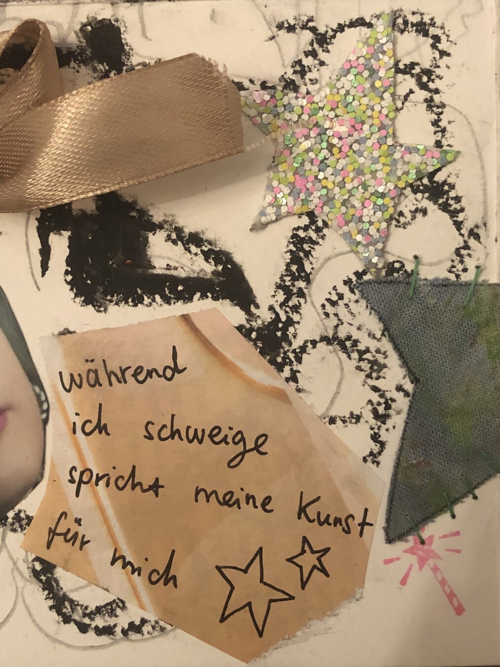 Eine Collage aus verschiedenen Elementen mit Text: Während ich schweige, spricht meine Kunst für mich.