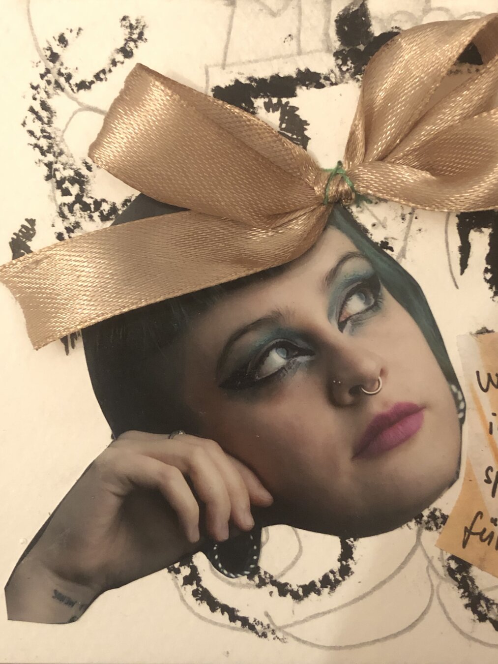 Eine Collage aus verschiedenen Elementen. Ein Bild von dem Gesicht der Künstlerin, das von deren Hand gestützt wird. Der Kopf wird von einer ganz großen Schleife geziert.