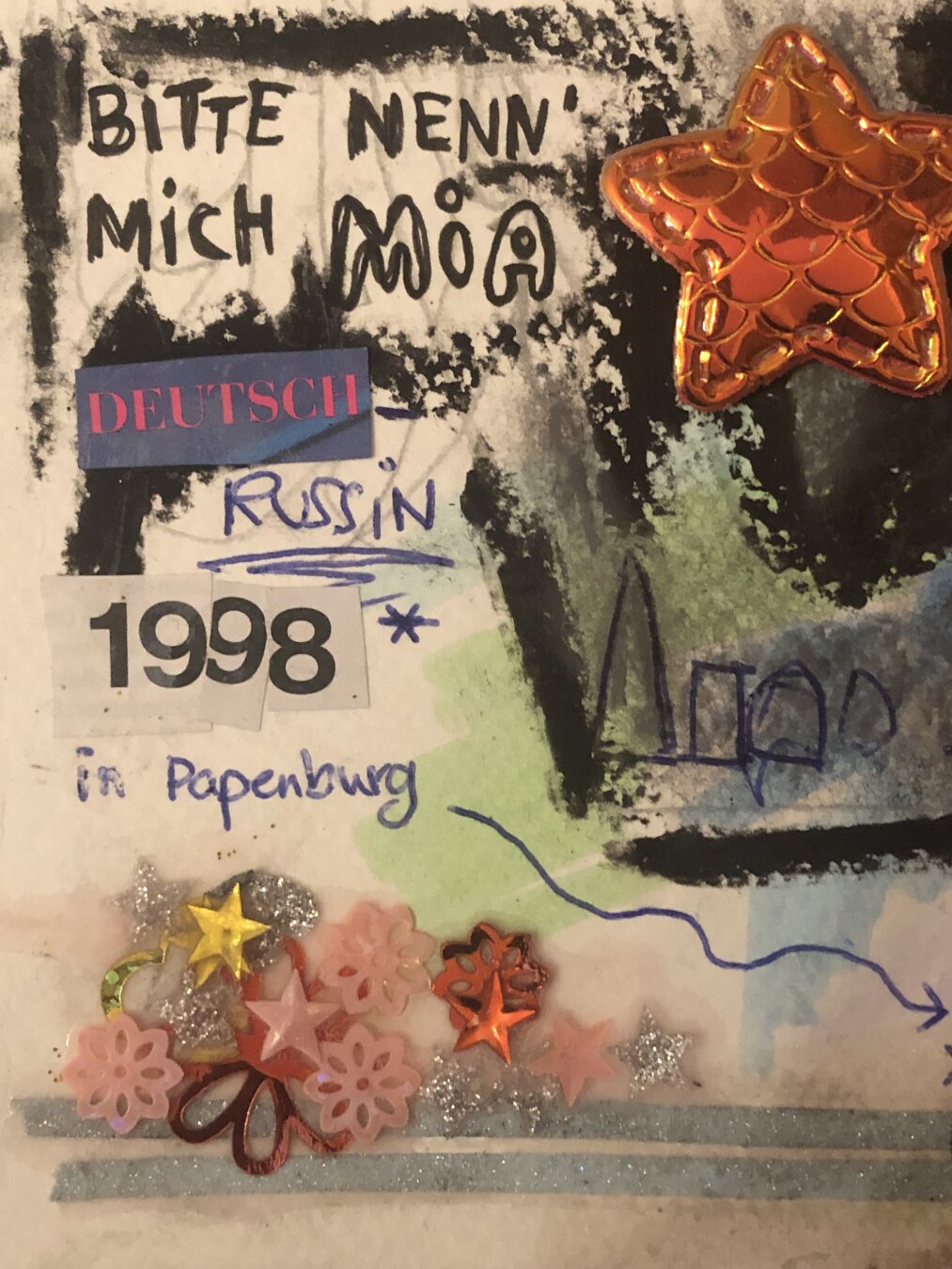 Eine Collage aus verschiedenen Elementen mit Text. Der Text lautet: Nenn' mich bitte Mia. Deutsch-Russin. 1998* in Papenburg.