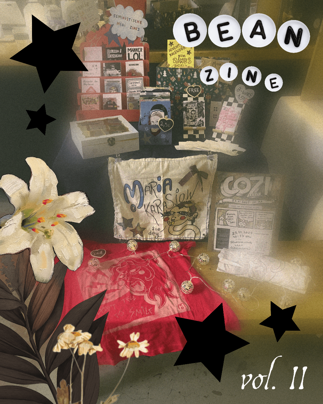 Eine Collage. In der Mitter sieht man den Tisch von Marias Stand am Bean Zine Volume 2 Festival im Käthe Kaffee Oldenburg. In der Mitte ist ein Banner mit deren Namen, der Tisch ist voll mit Kunst! In den Ecken steht mit Buchstaben Perlen „Bean Zine“ und „vol. II“, Sterne und getrocknete Blumen.