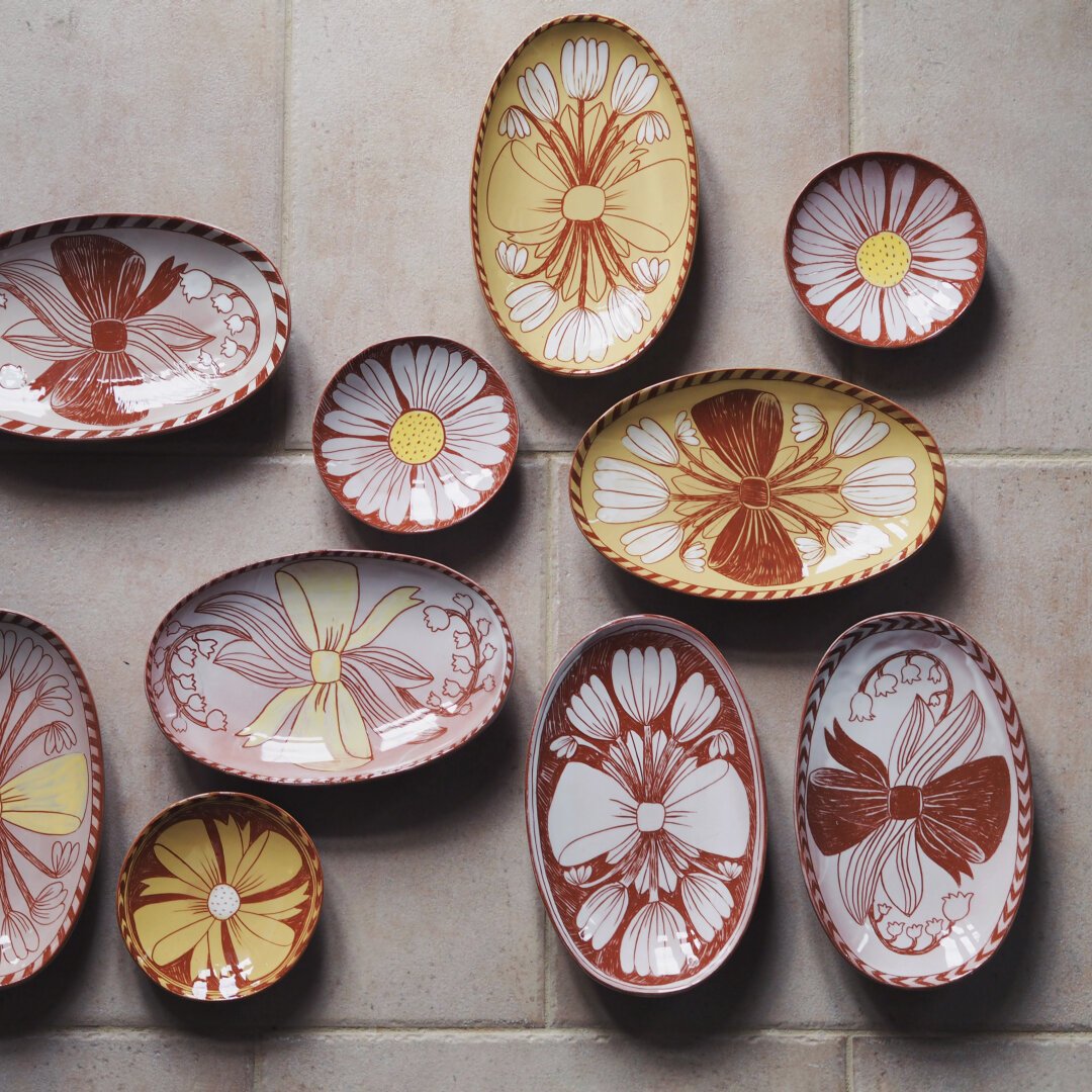 Nu är det den tiden på året då jag som så många andra försöker rensa och sortera. Det går trögt och jag fastnar vid minnen om våren.

#ceramics #konsthantverk #keramik #ornament