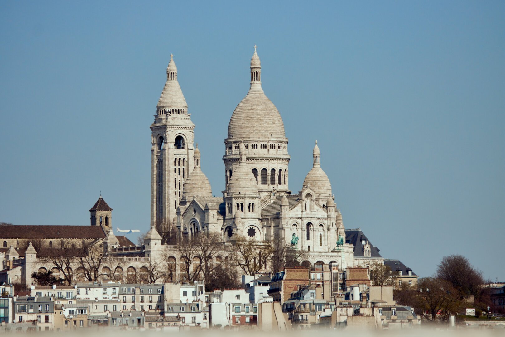 A view of the Sacré Coeur, a famous Basilique in the heart of Paris, dominating the area from the Montmartre hill. The particularity of the stone it was made of is to whiten over time.