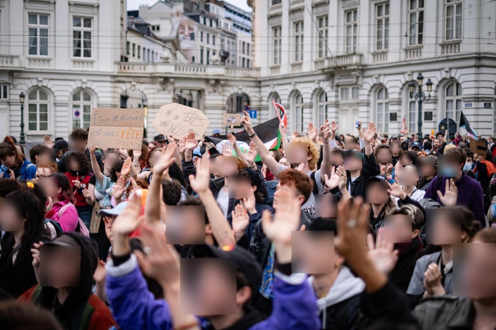 Photo du cortège qui lève mes deux mains.