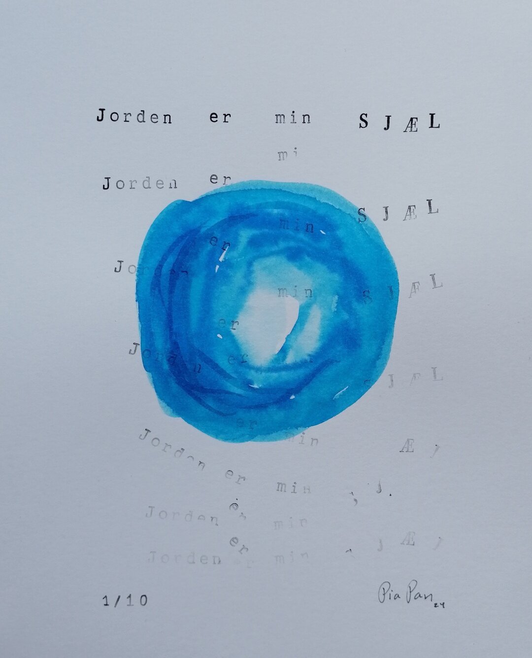 Blue circle made with watercolour. With the Danish text "jorden er min sjæl), meaning the earth is my soul