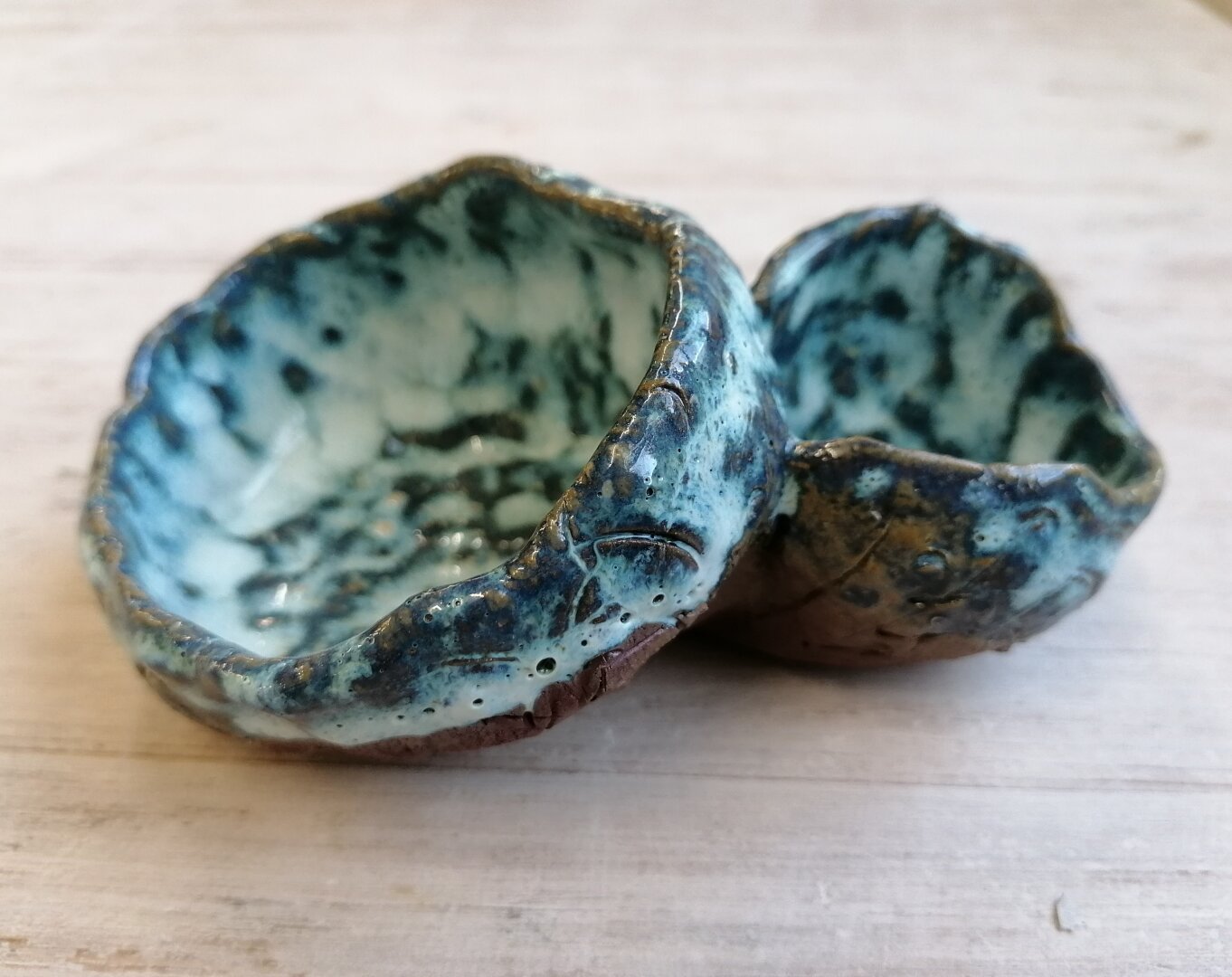 Stentøjs keramik med blå-hvid glasur.
Stonewear ceramic with blue-white glaze
