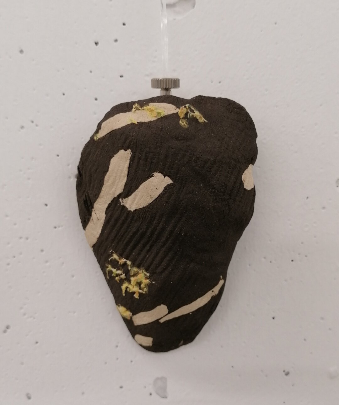 Stentøjsler moduleret til at ligne lavbegroet rombeporfyr med en stof pregning I overfladen.

Stonewear clay shaped to look like the stone type rombeporfyr.