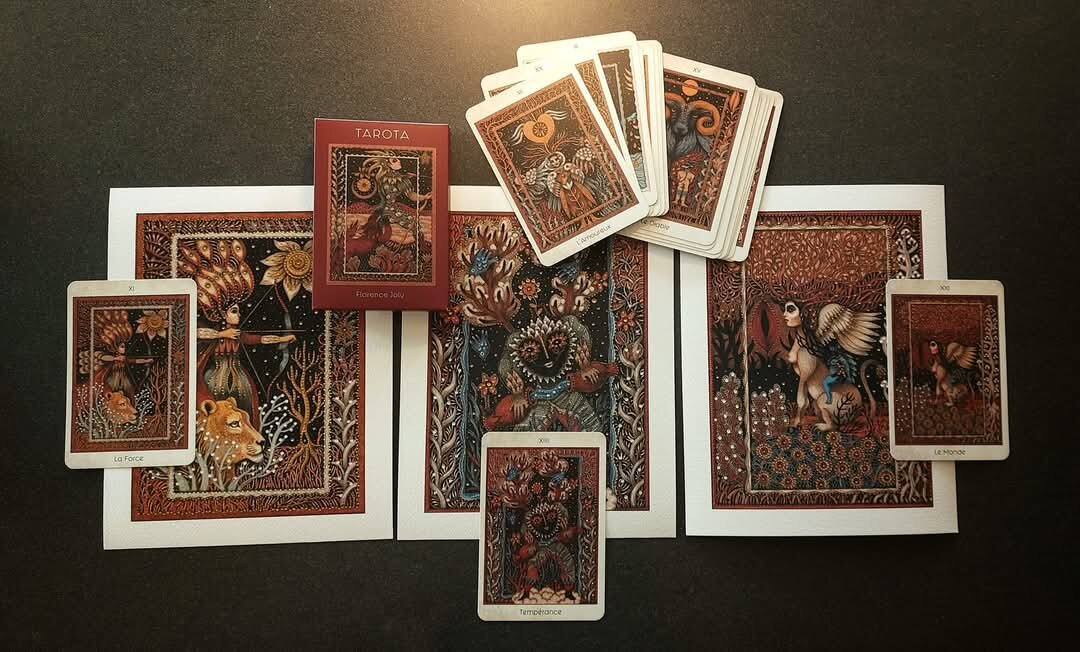 Mon jeu TAROTA et des tirages d'art de mon interprétation des 22 arcanes majeurs du Tarot de Marseille, disponibles sur commande via la page contact de mon site
florencejolyart.com