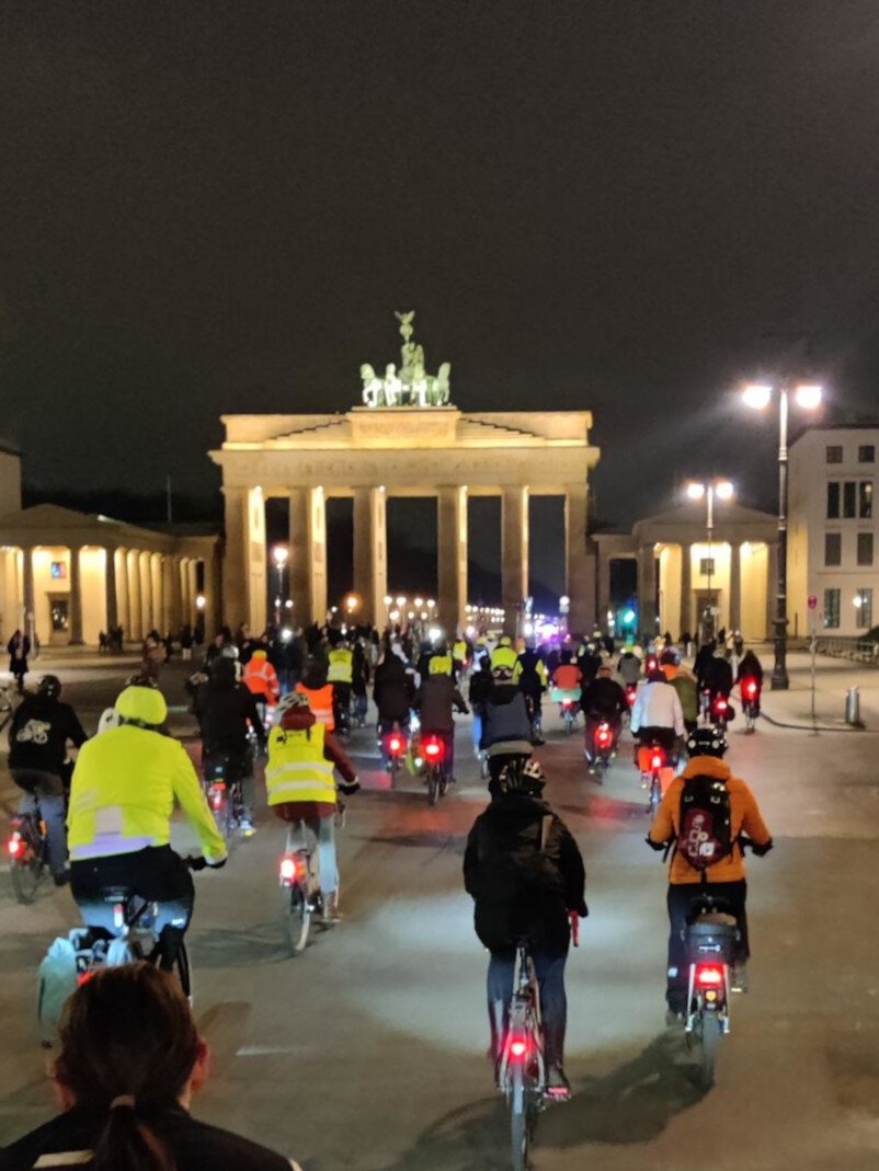 Eine große Gruppe Radfahrender direkt vor dem Brandenburger Tor. Sie sind kurz davor, durch das Tor zu fahren.