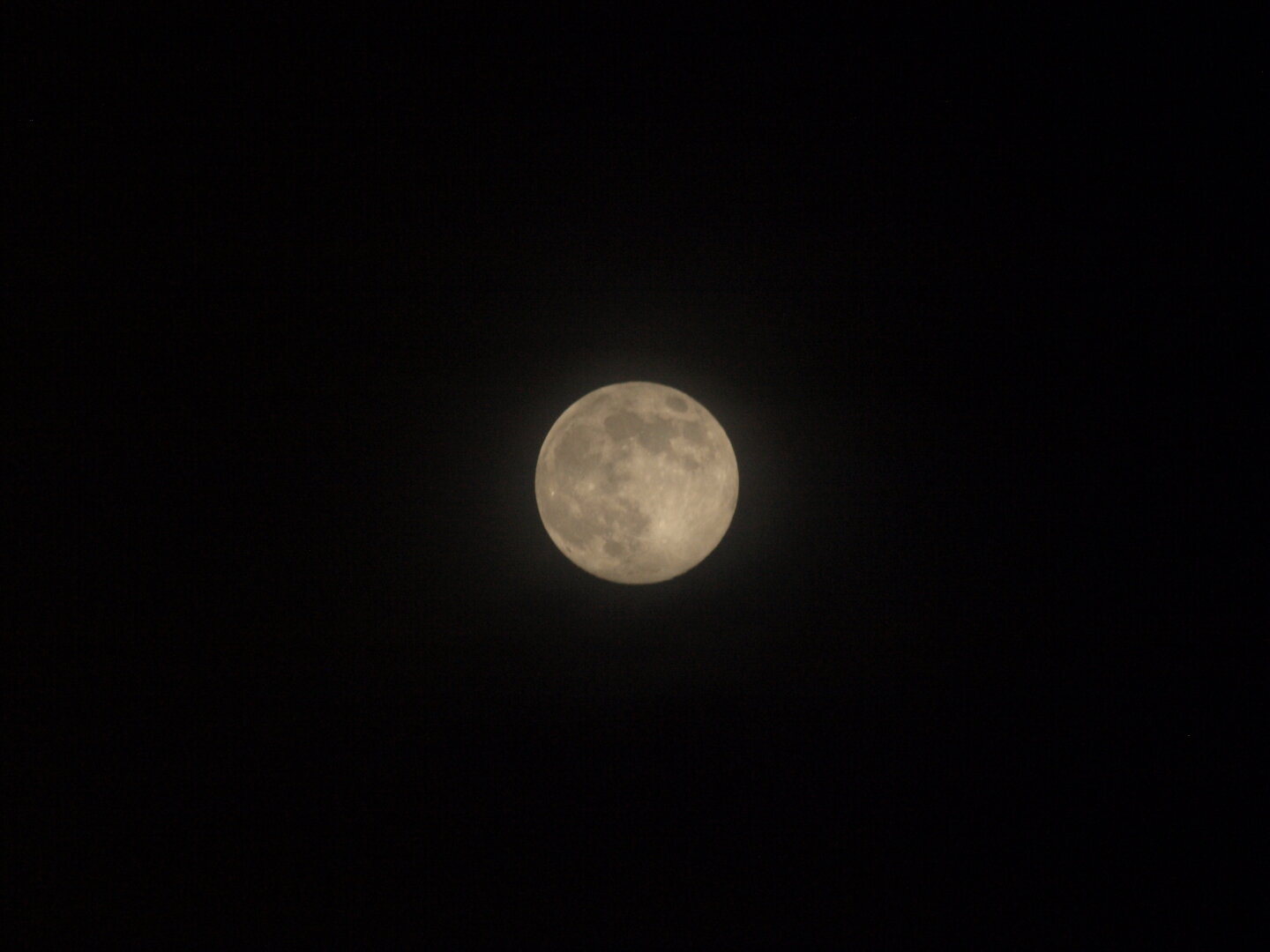 A picture of the full moon on the night sky