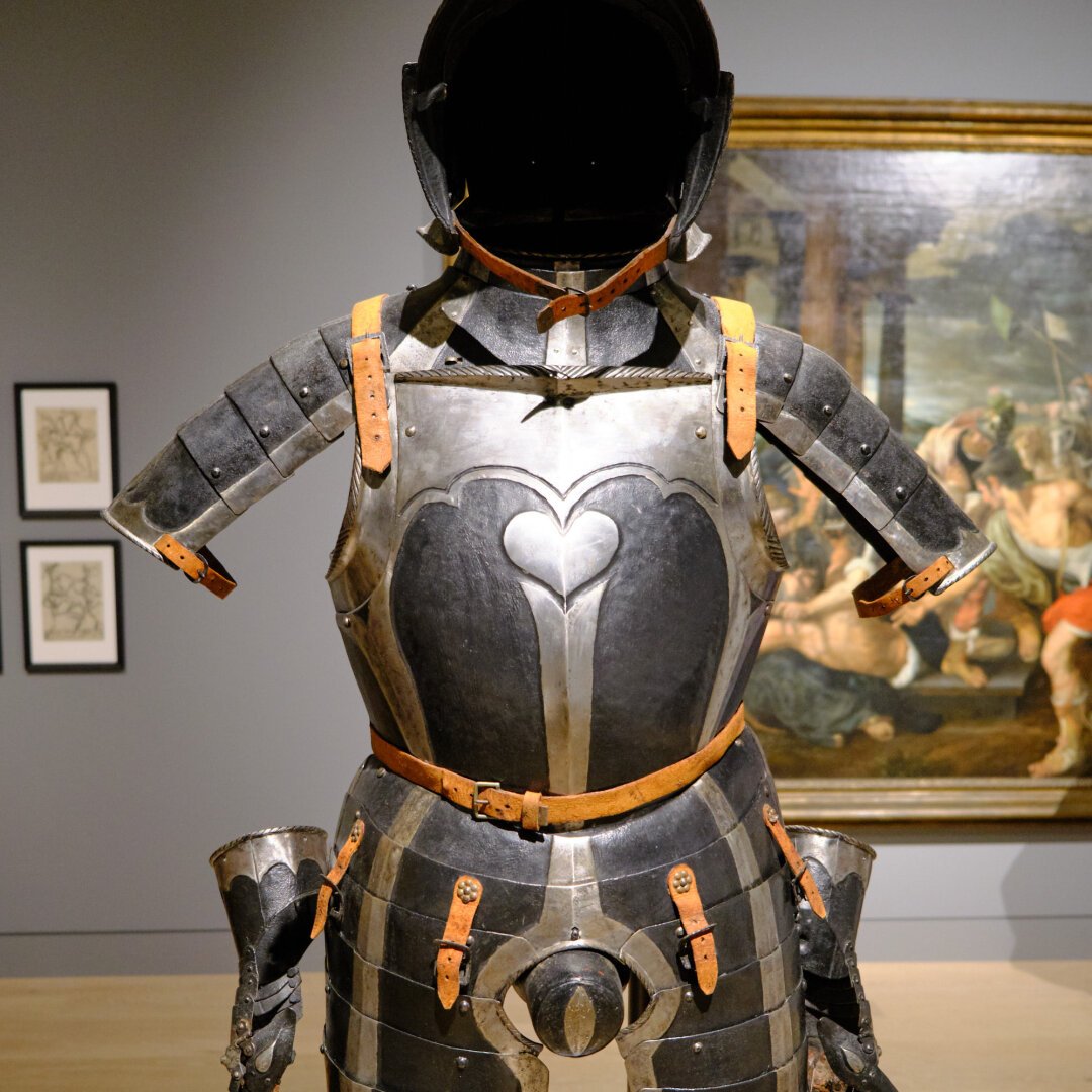 Armor with an heart on it in the kunstpalast in Dusseldorf