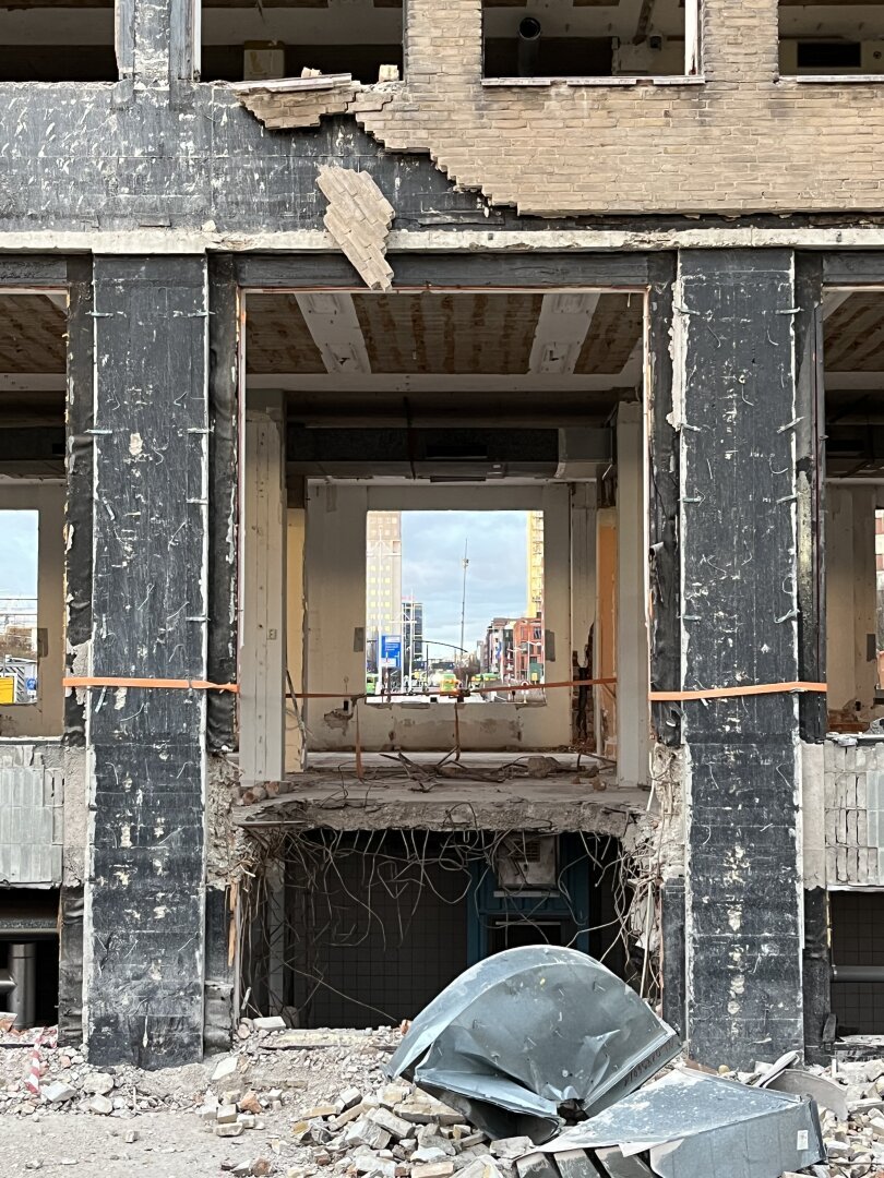 Demolition of former office Belastingdienst in Leiden