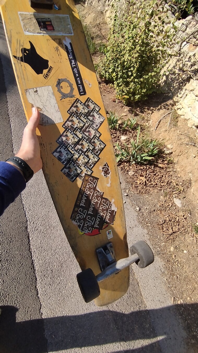 Mon longboard du début des 00's. 
Toujours aussi véloce.