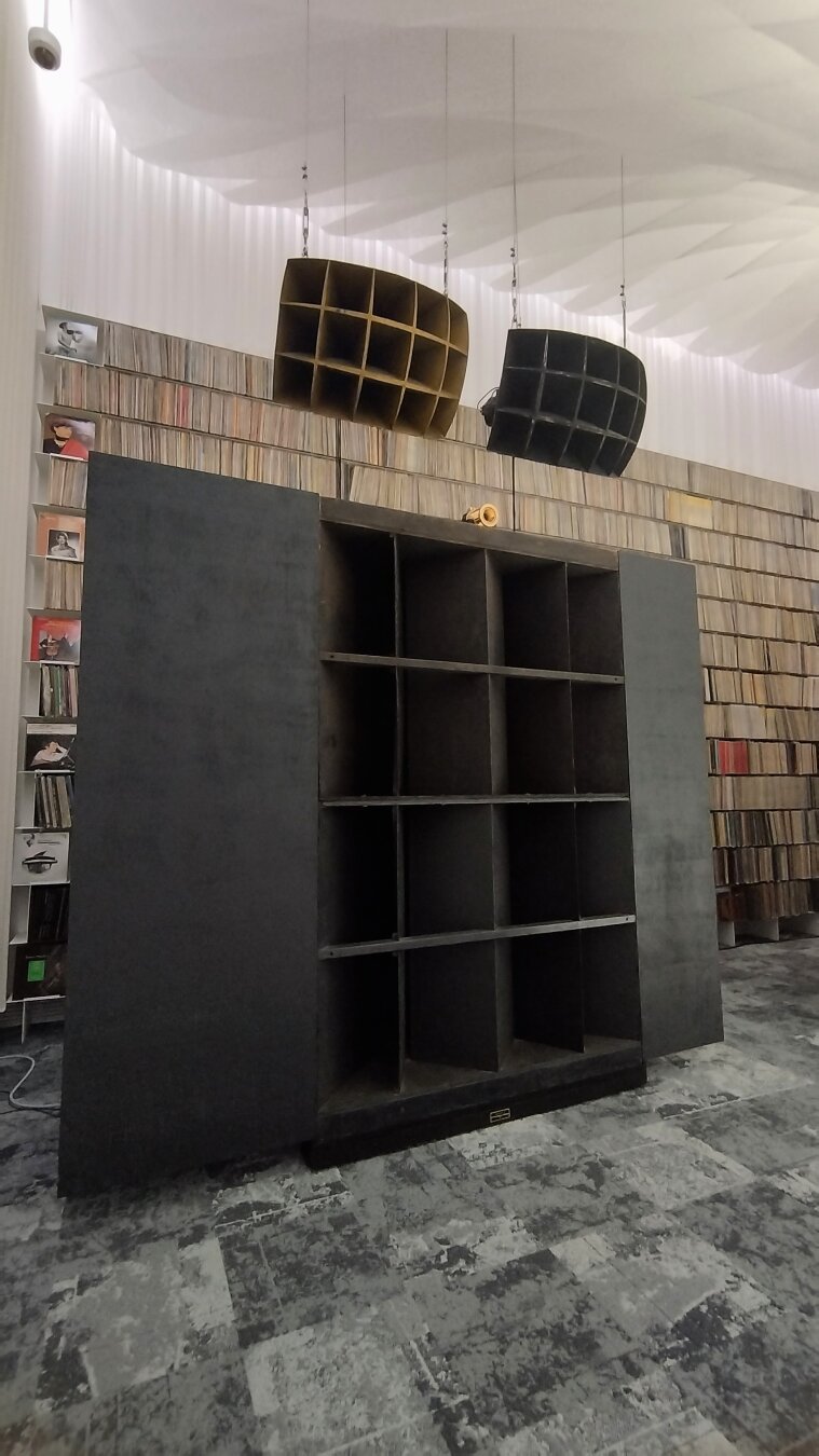 Audeum museum.
One of the two existing sound systems like this one in the world.
In front of100.000+ vinyl collection.