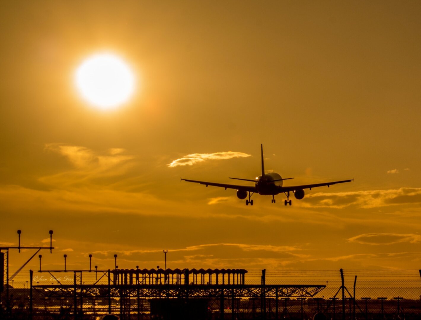 Se ve una puesta de sol a contraluz y un avión aterrizando en el aeropuerto de Barcelona, Spain

A sunset is seen against the light and a plane landing at the airport in Barcelona, Spain