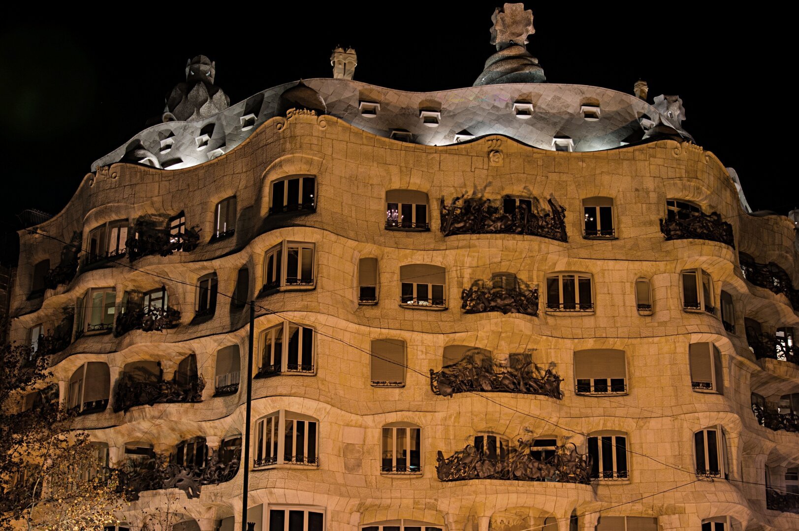 Toma nocturna de la llamada popularmente "La Pedrera". del genial arquitecto modernista Antonio Gaudí. Esquina de la fenomenal casa dando a dos calles. Tono amarillo clásico de la iluminación nocturna.

Night shot of the popularly known as "La Pedrera". by the brilliant modernist architect Antonio Gaudí. Corner of the phenomenal house facing two streets. Classic yellow tone of night lighting.