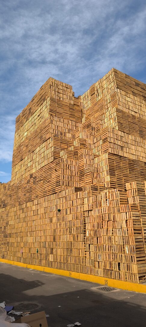 torre de cajas en central de abasto