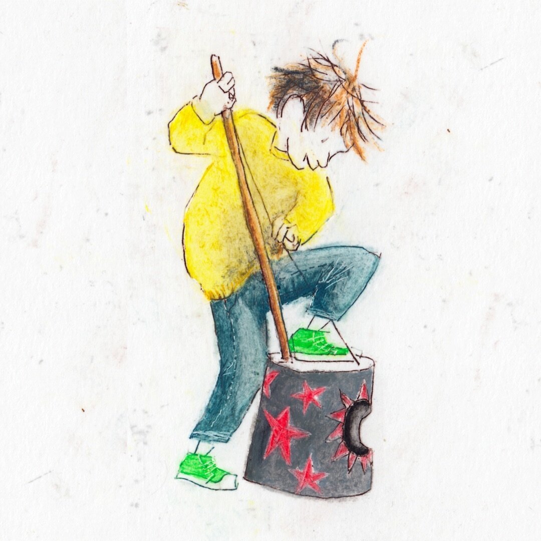 Enfant joyeux qui joue de la contrebassine