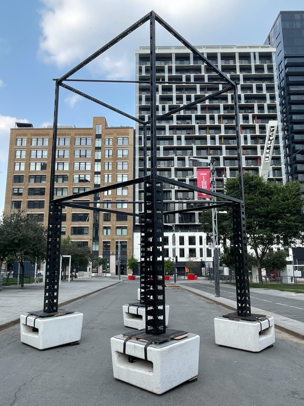 Wireframe cube métallique