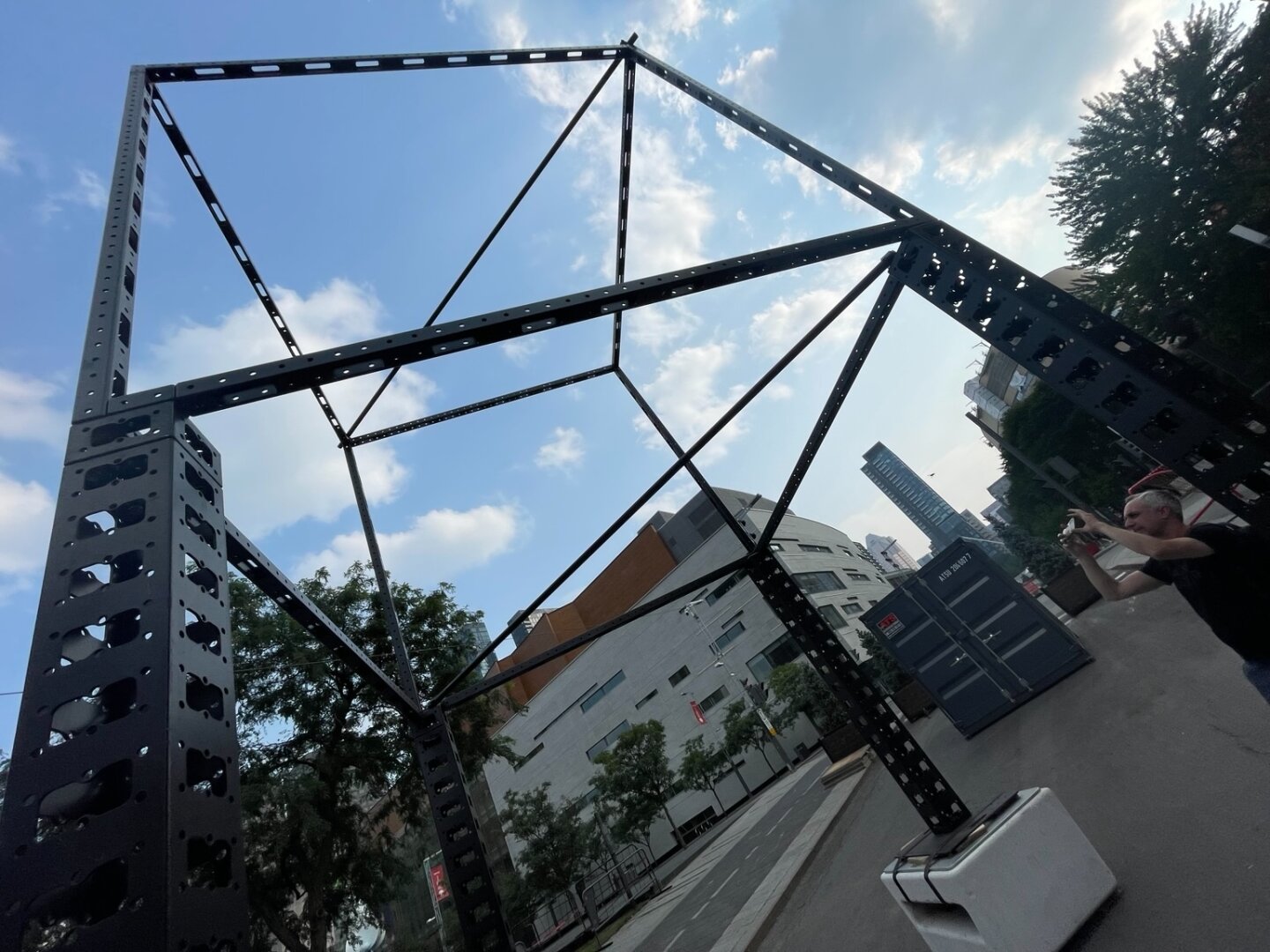 Wireframe cube métallique