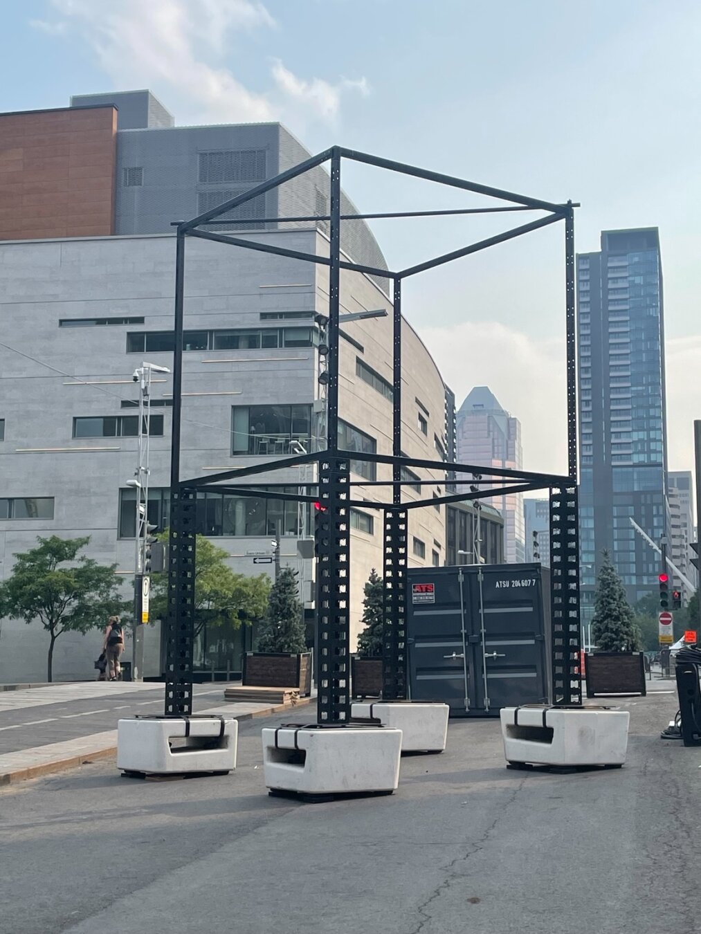 Wireframe cube métallique