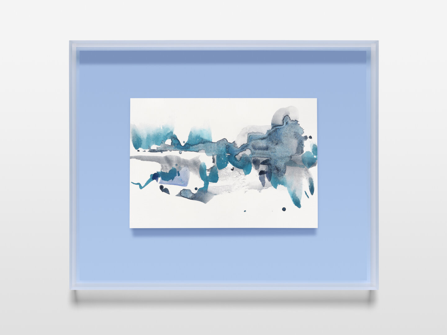 We see an abstract snowy landscape in watercolour. The main colours are blue, grey and white. The white paper is part of the artistic composition. The sheet is framed on a light blue background.