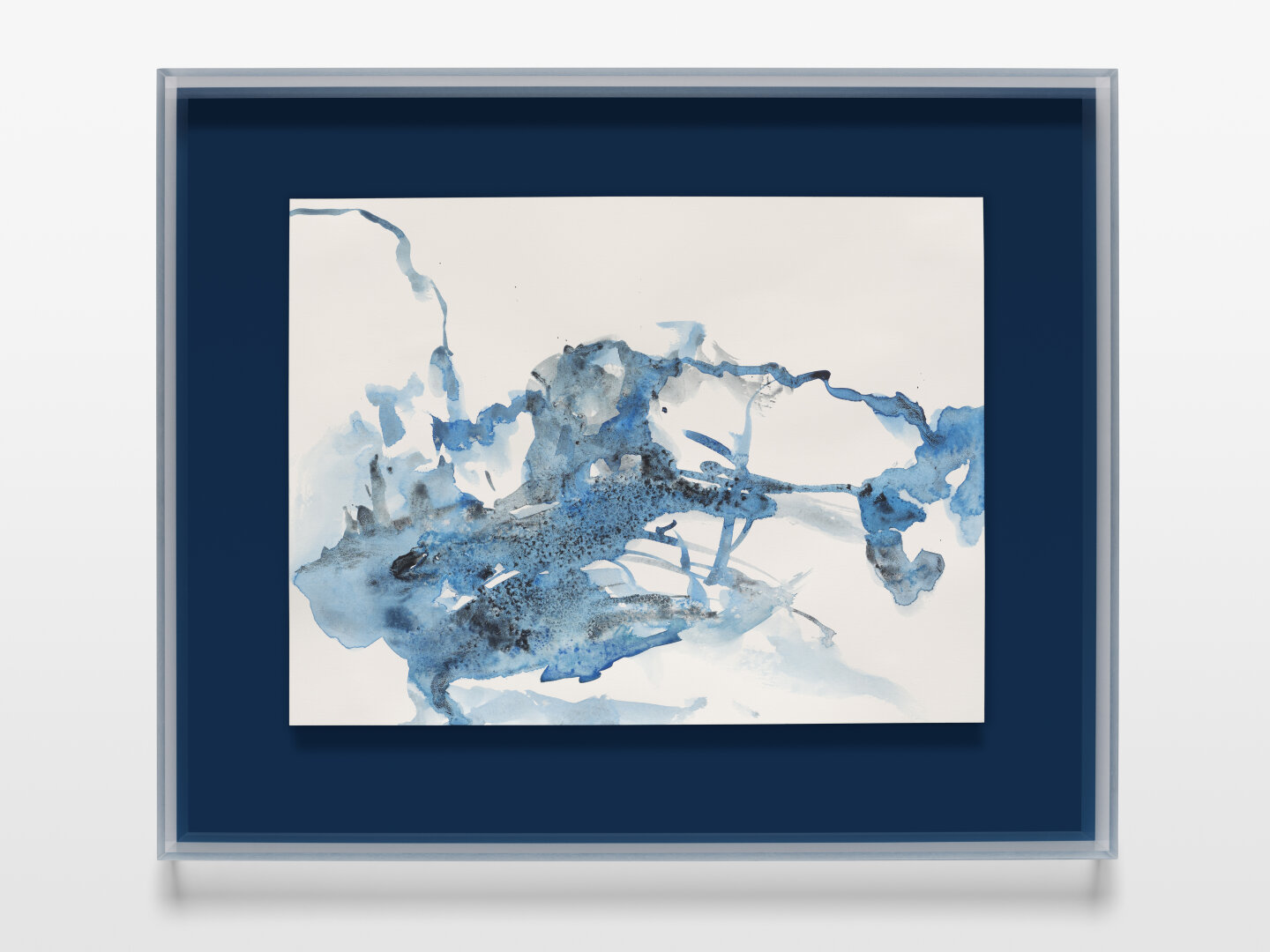 We see an abstract snowy landscape in watercolour. The main colours are blue, grey and white. The white paper is part of the artistic composition. The sheet is framed on a dark blue background.