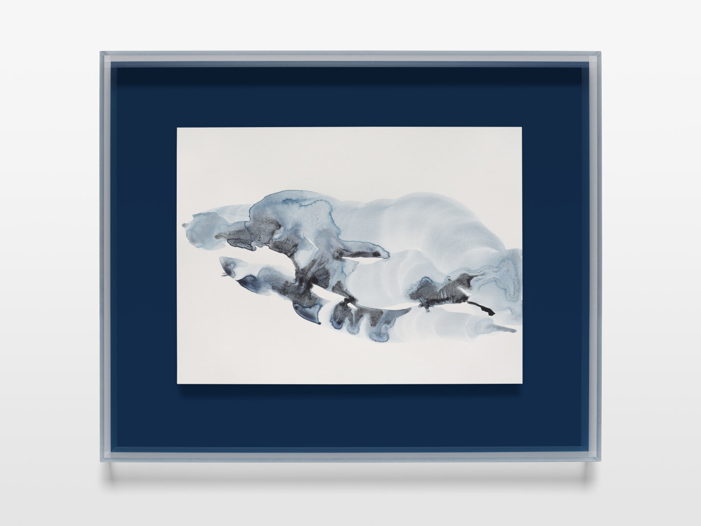 We see an abstract snowy landscape in watercolour. The main colours are blue, grey and white. The white paper is part of the artistic composition. The sheet is framed on a dark blue background.