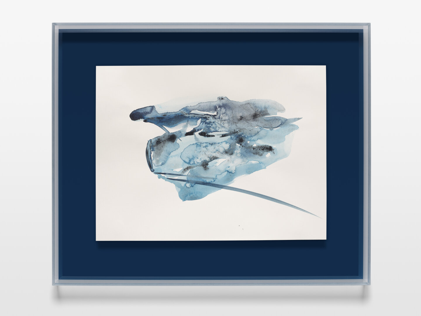 We see an abstract snowy landscape in watercolour. The main colours are blue, grey and white. The white paper is part of the artistic composition. The sheet is framed on a dark blue background.