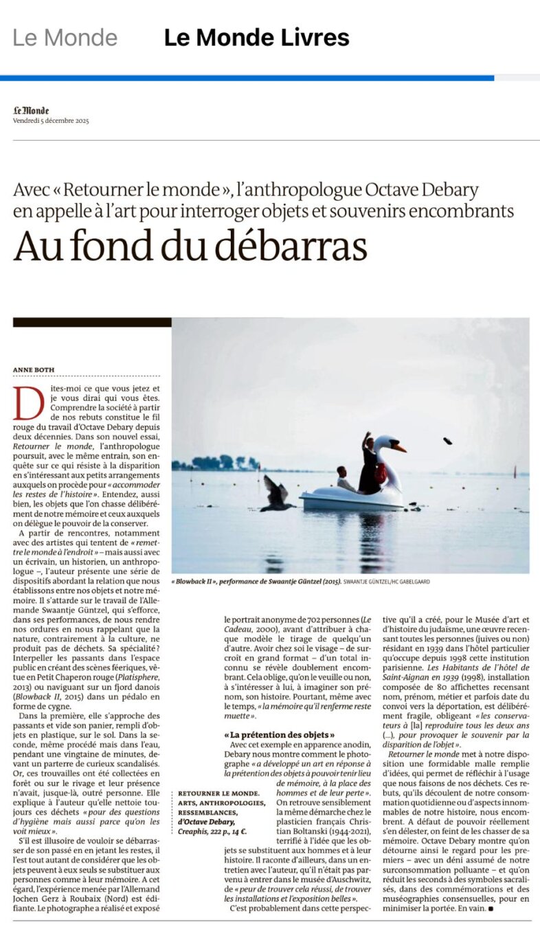 We see a book review in a newspaper (Le Monde). There is a photo in the upper right quarter of the page. The photo shows a woman standing in a pedal boat swan throwing waste from the swan into the water. The woman is wearing a blue dress. Next to her sits a man wearing a striped jumper.