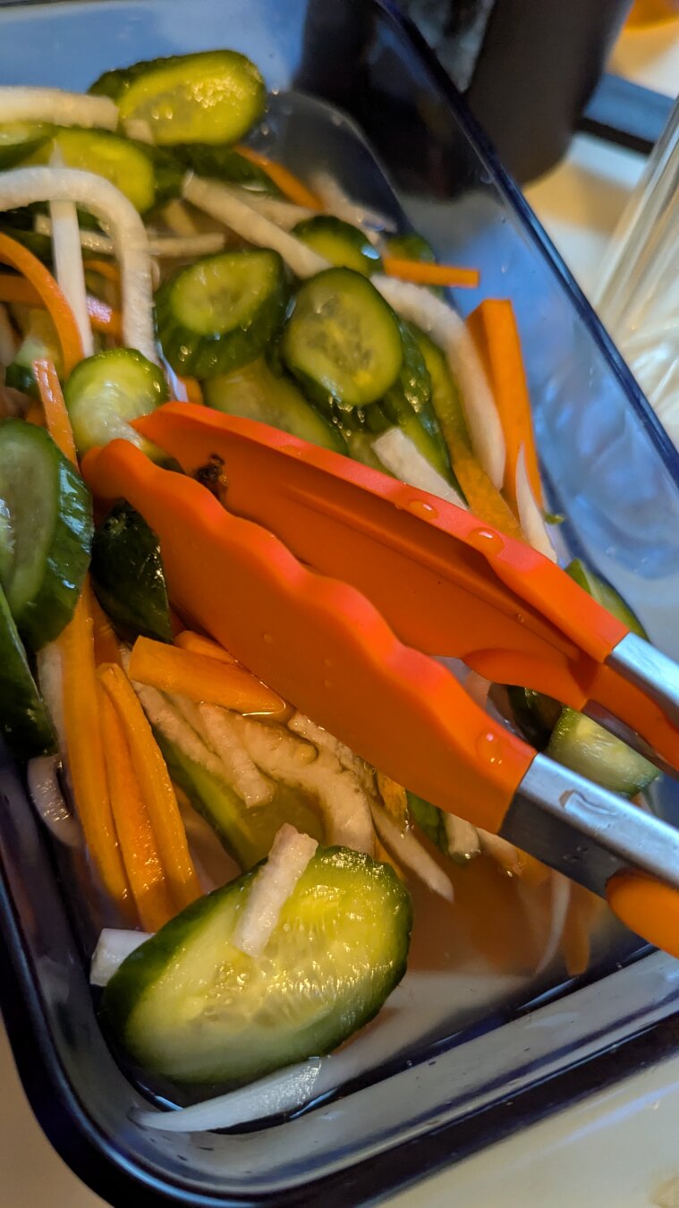 quick pickling of daikon, carrot and cucumber