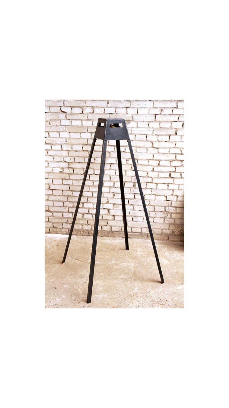 Golden Worms(Confused). Iron, wood, goldleaf, 135 x 80 x 80 cm.
Earthworms of gold, representing its crucial role in fertilizing our soil, safeguarded in an iron dwelling to protect it from harm.Second in a series of three earthworm sculptures.