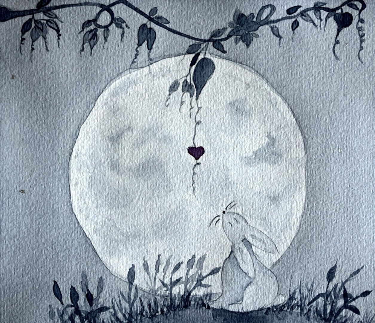 Étude à l’aquarelle en monochrome dans les tons de gris de Payne, pour l’illustration d’un texte de littérature jeunesse. Lapin est assis dans les herbes devant la pleine lune. De la branche qui le surplombe, descend une feuille en forme de cœur. -Lapin cherche les étoiles, tous droits réservés, Plume de souris 2025
