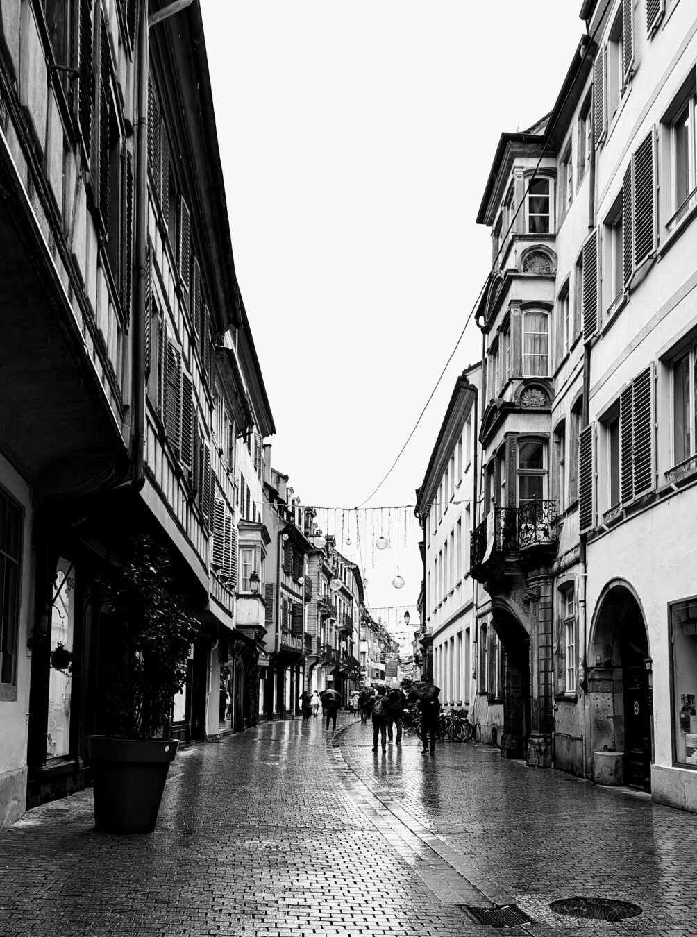 small street just for pedestrians, old houses left and right, black/white