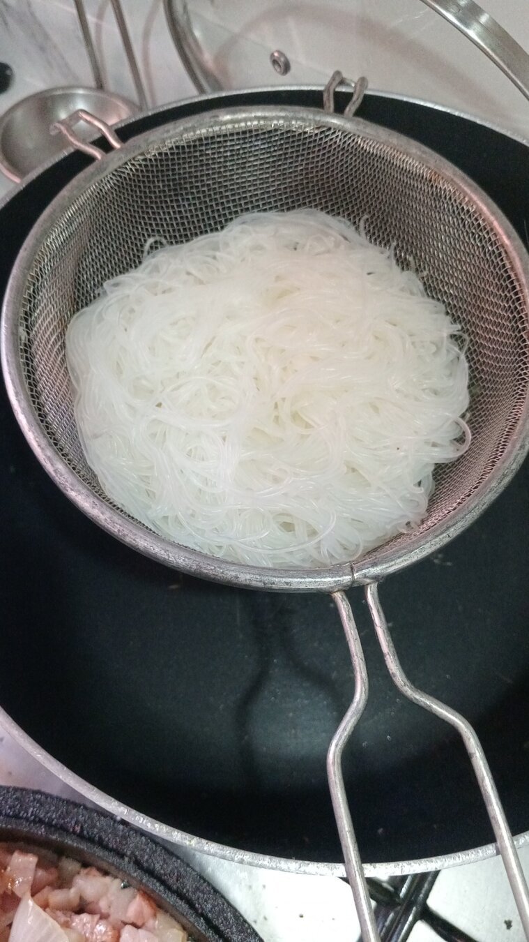 Glass noodles draining