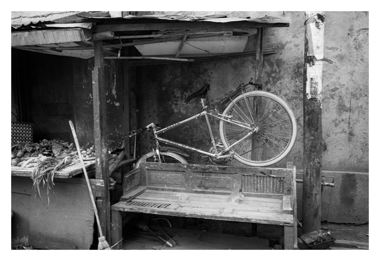 Un vélo garé de façon désordonnée