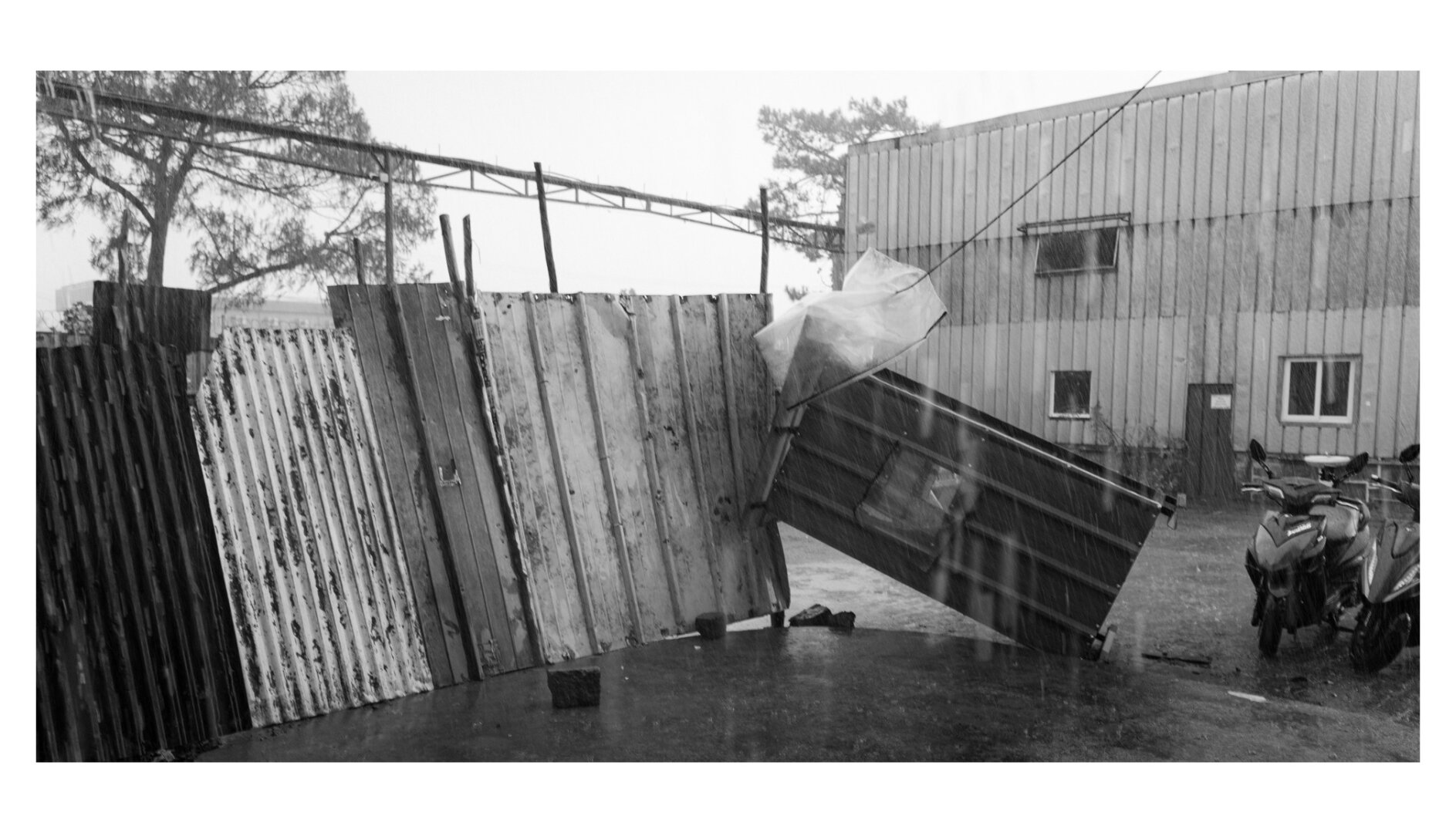 Une guérite de gardiennage rangée dans le désordre