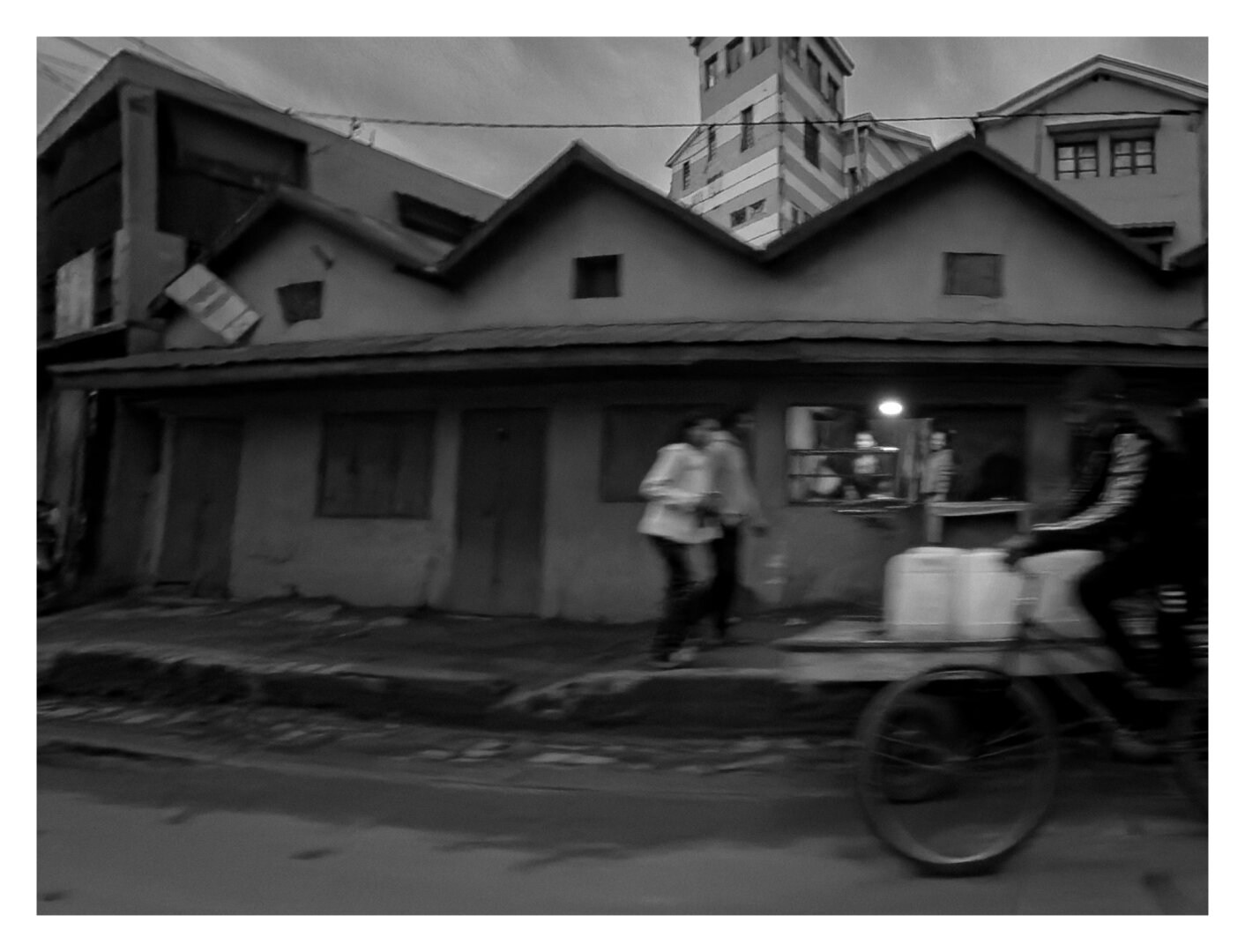 une boutique et des passants