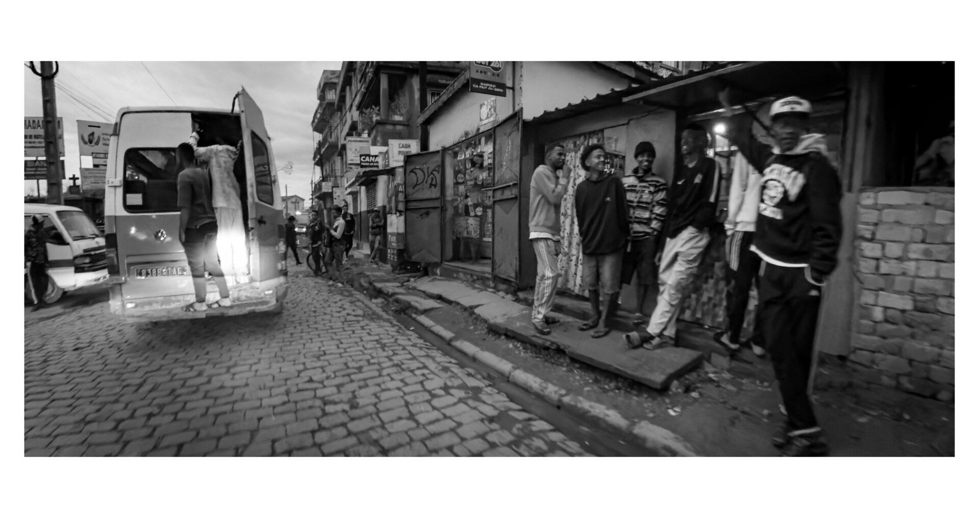 Des gens qui attendent, et un taxi-be un peu trop chargé
