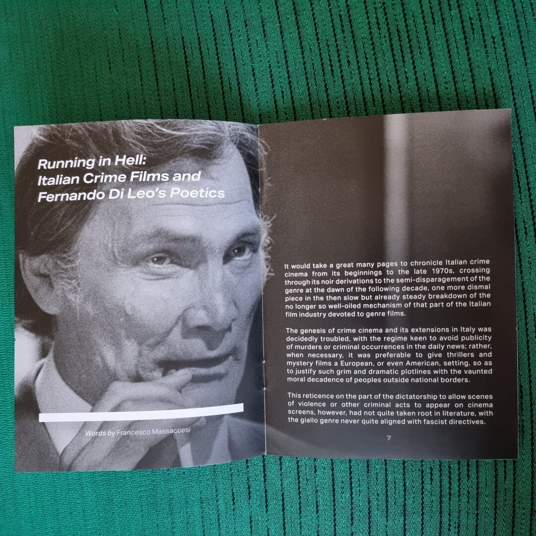 Opened up booklet showing the page 6 and 7 (the first pages where the text starts).